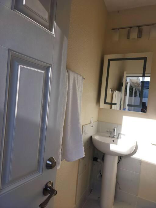 Cozy Tiny Private Guestsuite ランカスター エクステリア 写真